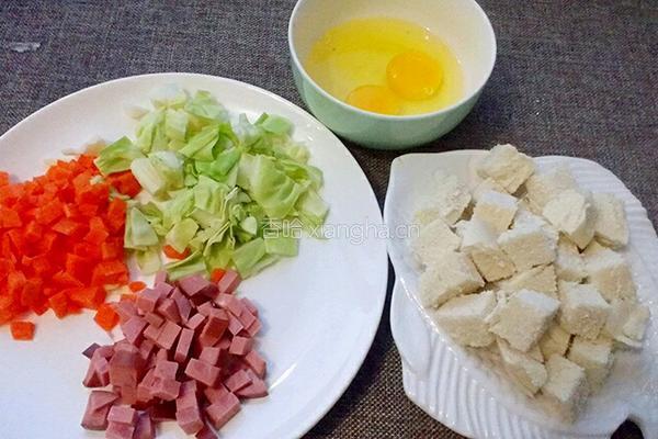胡萝卜卷心菜炒馒头的做法图解1