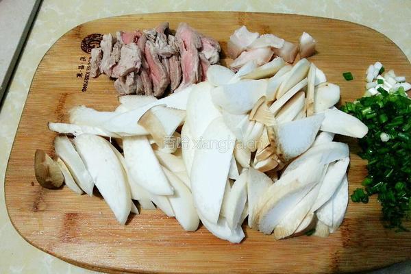 蘑菇炒肉的做法图解2
