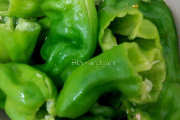 蒜香虎皮辣椒的做法图解1
