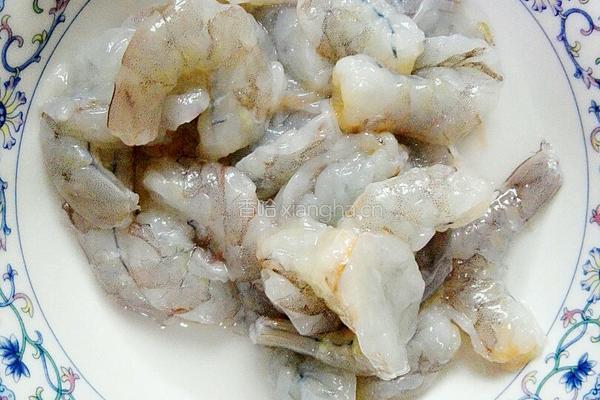 虾仁炒鸡蛋青椒的做法图解1