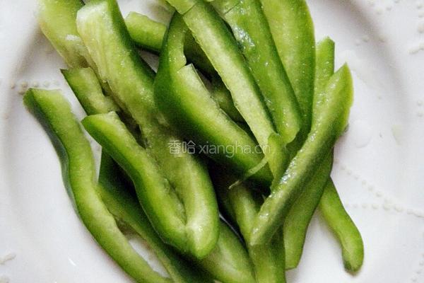 虾仁炒鸡蛋青椒的做法图解3