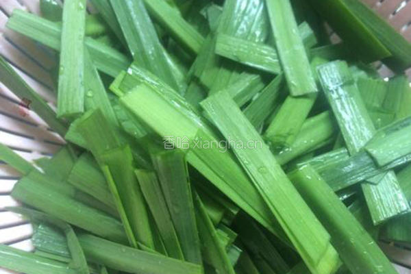 韭菜虾米炒蚕豆的做法图解1