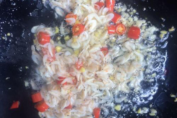 韭菜虾米炒蚕豆的做法图解5