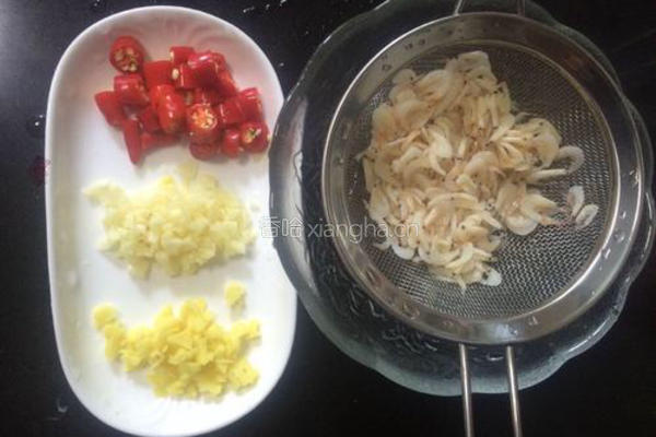 韭菜虾米炒蚕豆的做法图解3