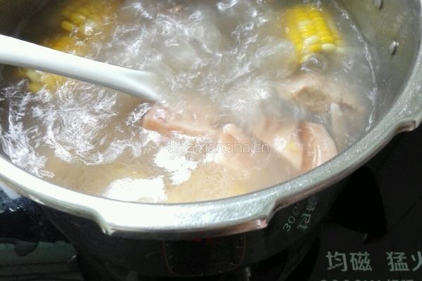 玉米莲藕排骨汤的做法图解6