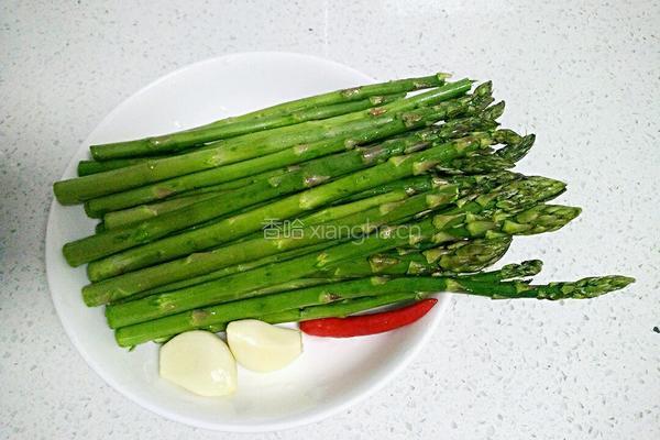 麻香油泼芦笋的做法图解2