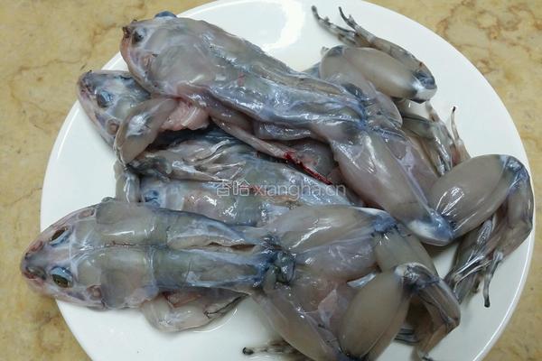 爆炒香辣牛蛙的做法图解1