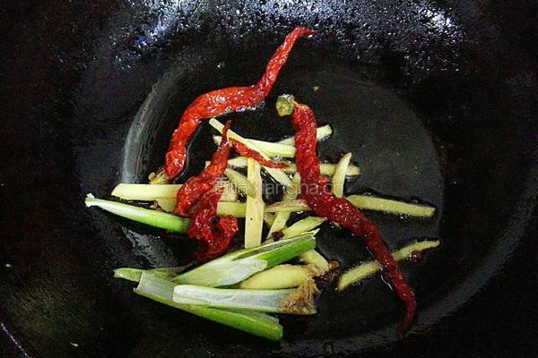 葱姜辣炒蛤蜊的做法图解4
