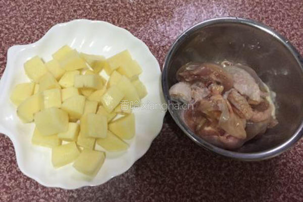 土豆焖鸡块的做法图解1