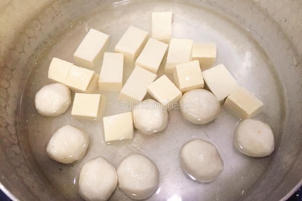 青菜豆腐鱼丸汤的做法图解3