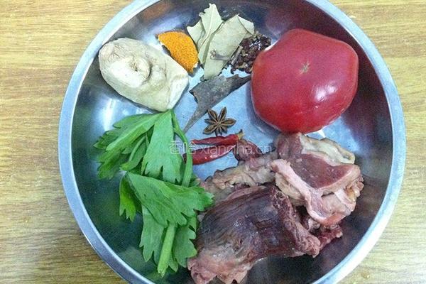 番茄炖牛肉的做法图解1