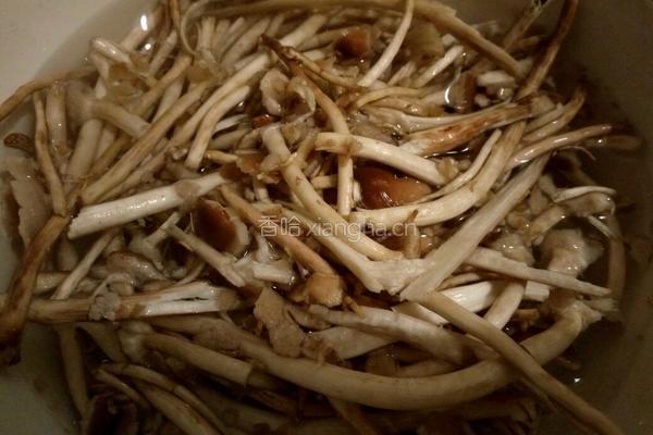 茶树菇炒五花肉的做法图解2