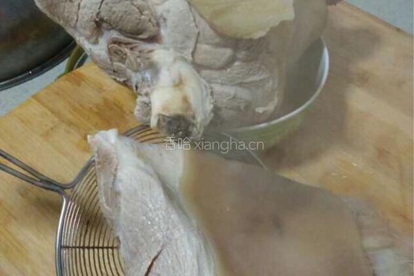 带把肘子的做法图解3