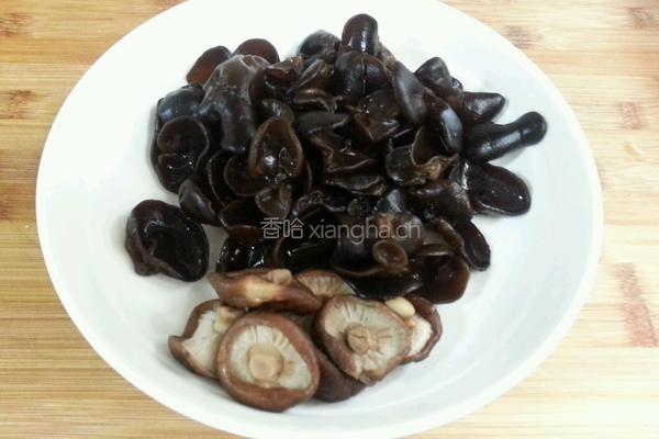 香菇云耳蒸鸡翅的做法图解1