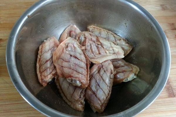 香菇云耳蒸鸡翅的做法图解3