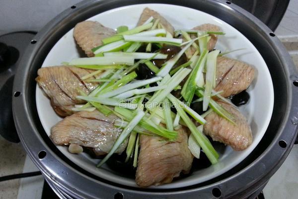 香菇云耳蒸鸡翅的做法图解4