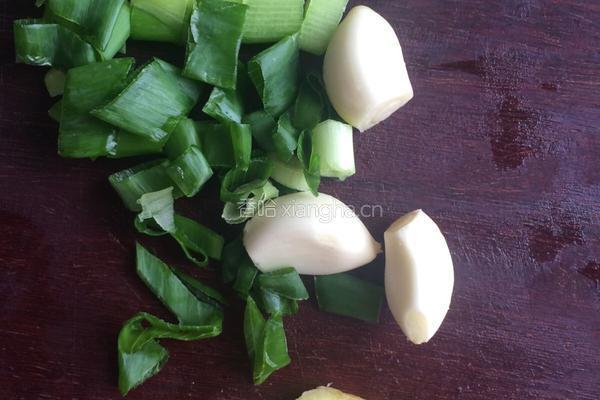 菠菜土豆汤的做法图解1
