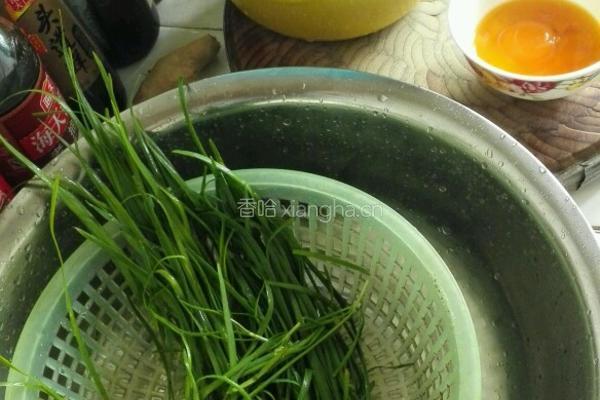 韭菜鸡蛋蚕豆米的做法图解1