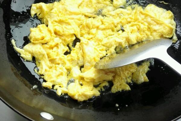 韭菜鸡蛋蚕豆米的做法图解5