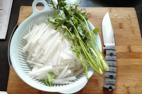 白萝卜丝炒黄豆的做法图解2