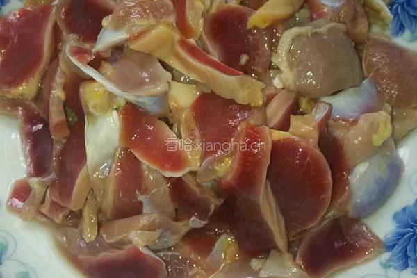 酸豆角炒鸡杂的做法图解1