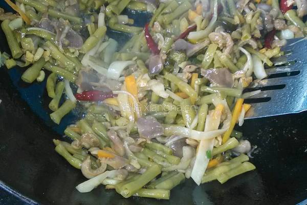酸豆角炒鸡杂的做法图解7
