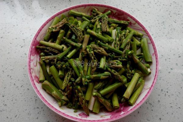 芦笋炒鸡蛋的做法图解1