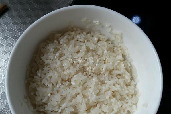 腊味双拼煲仔饭的做法图解1