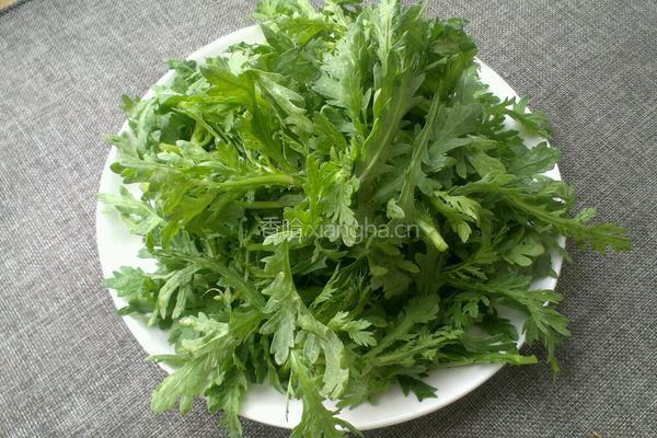 芝麻酱拌茼蒿叶的做法图解1