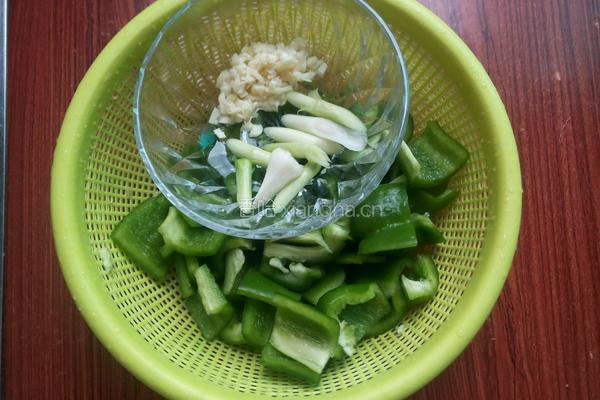 大辣椒炒肉的做法图解2