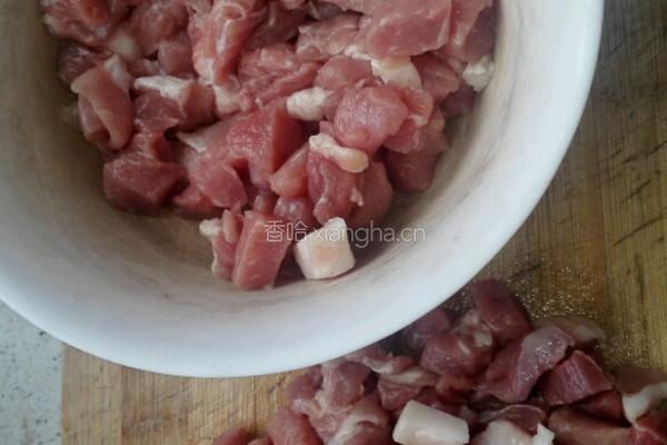 孜然肉丁的做法图解1