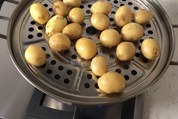 椒盐土豆饼的做法图解1