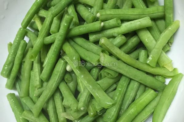 蒜蓉豆角炒茄子的做法图解2