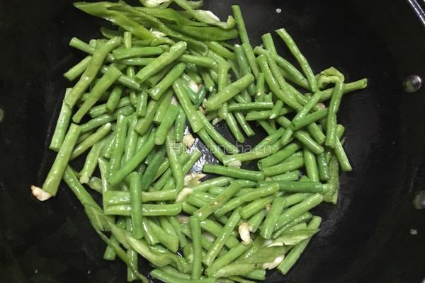 蒜蓉豆角炒茄子的做法图解8
