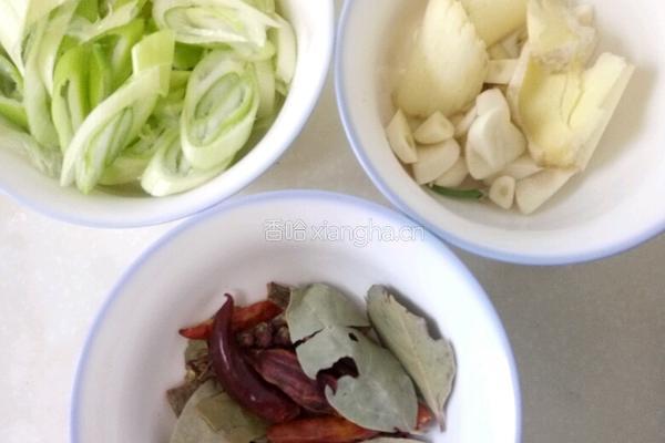 小土豆炖鸡块的做法图解1
