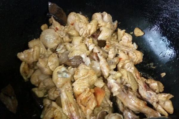 小土豆炖鸡块的做法图解6