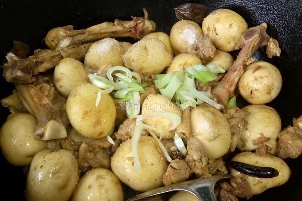 小土豆炖鸡块的做法图解9