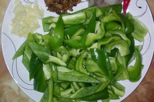 虾仁肉酱炒青椒的做法图解1
