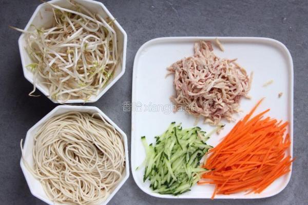 鸡丝麻酱凉面的做法图解2