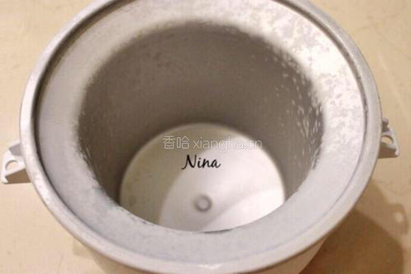 草莓酸奶冰淇淋的做法图解1