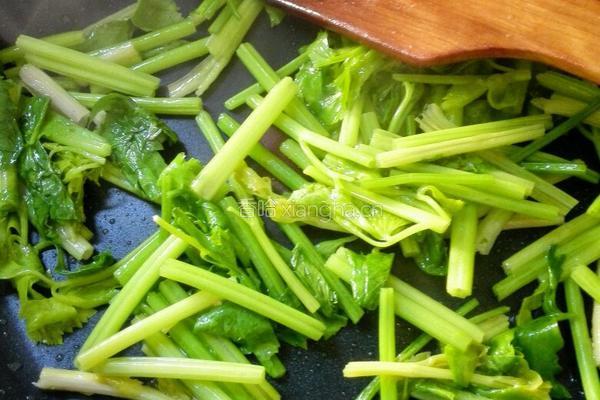 芹菜炒木耳的做法图解12