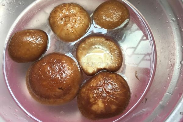 冬菇蒸滑鸡的做法图解2