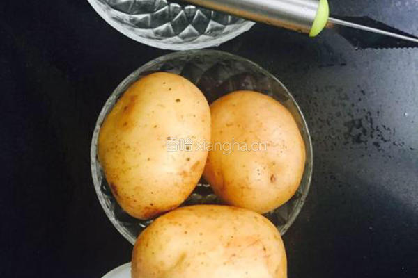 拔丝土豆球的做法图解1