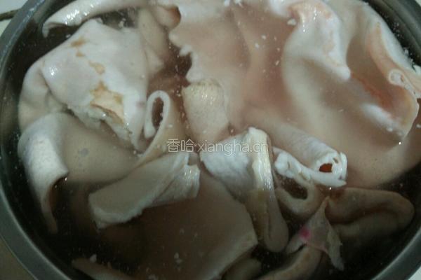 酸辣猪皮的做法图解1
