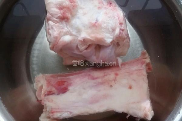 牛肉汤的做法图解1