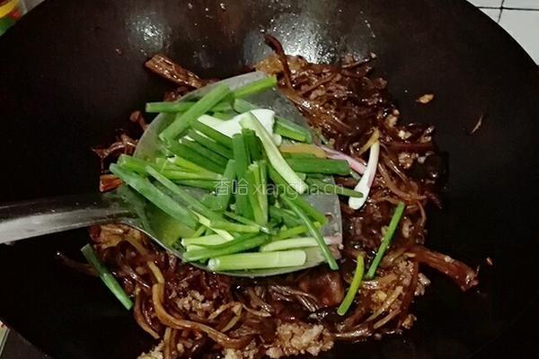 干炒茶树菇的做法图解7