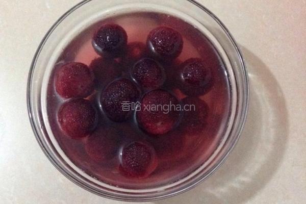 酸甜杨梅汤的做法图解1