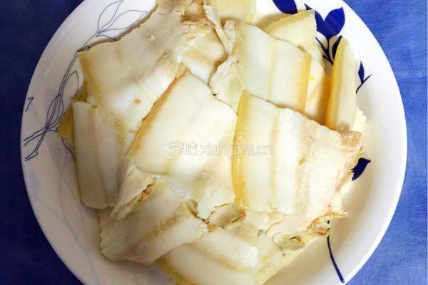 红椒绿意回锅肉的做法图解1