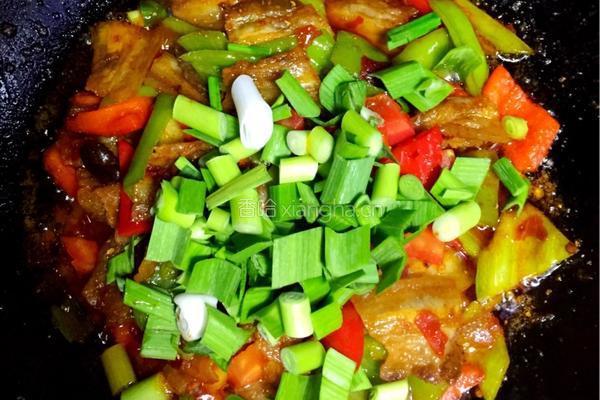 红椒绿意回锅肉的做法图解12