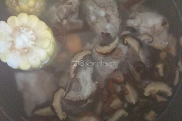 玉米香菇排骨汤的做法图解4